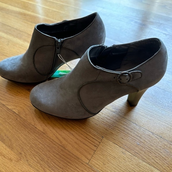 sole senseability Shoes - Sole Senseability Women's Gray Faux Suede Side Zip Heeled Bootie Sz 8